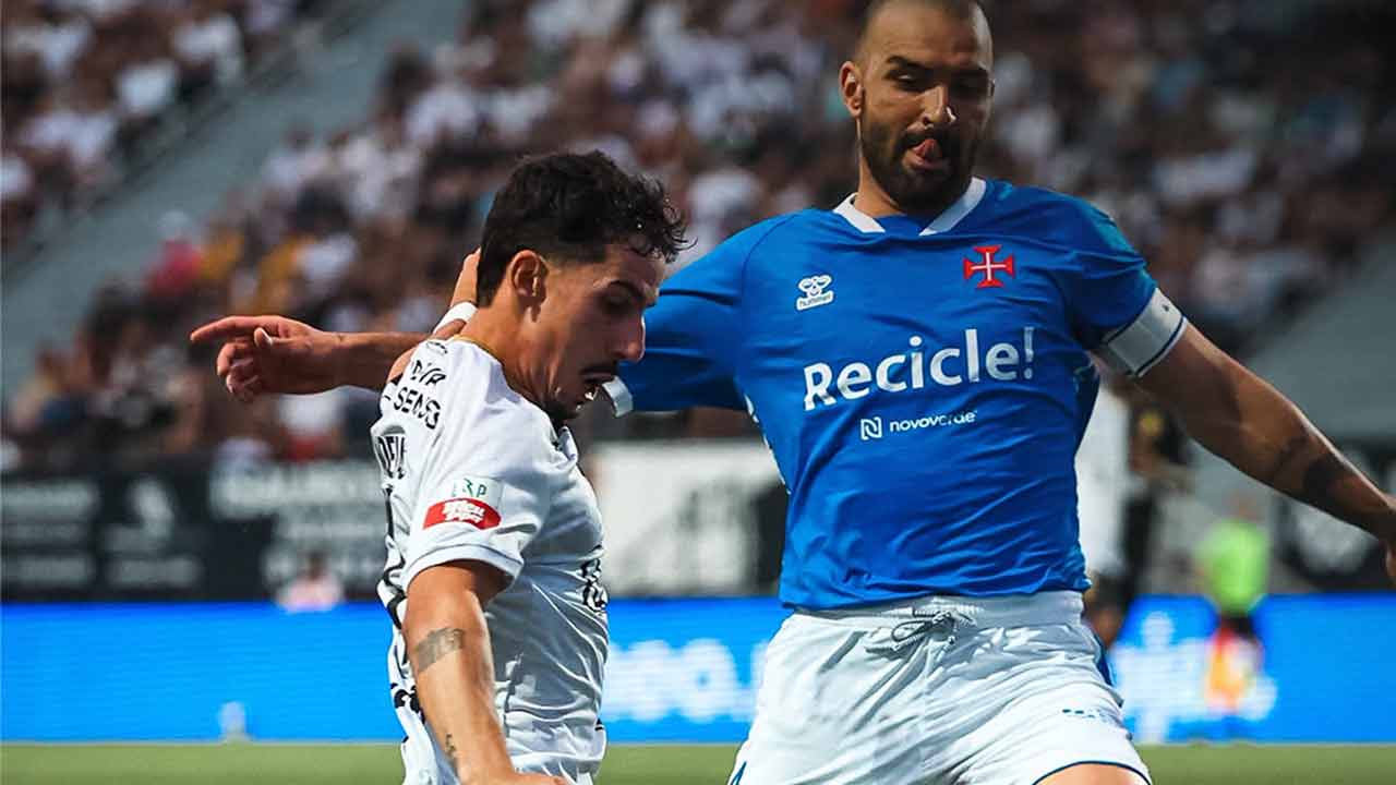Golo de André Candeias deu vantagem aos algarvios na luta pela permanência na II Liga antes da segunda mão no Restelo.