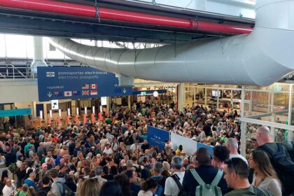 Especialistas defendem mais recursos humanos para evitar atrasos e tempos de espera nos aeroportos portugueses.