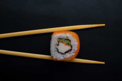 Mulheres Social Democratas de Portimão organizam show cooking de sushi com o chef Miguel Lima, numa iniciativa que alia gastronomia e cultura japonesa.