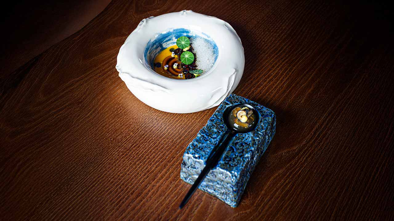 O A Ver Tavira celebra cinco anos com um jantar irrepetível, reunindo cinco chefs de referência e quatro estrelas Michelin numa única noite.