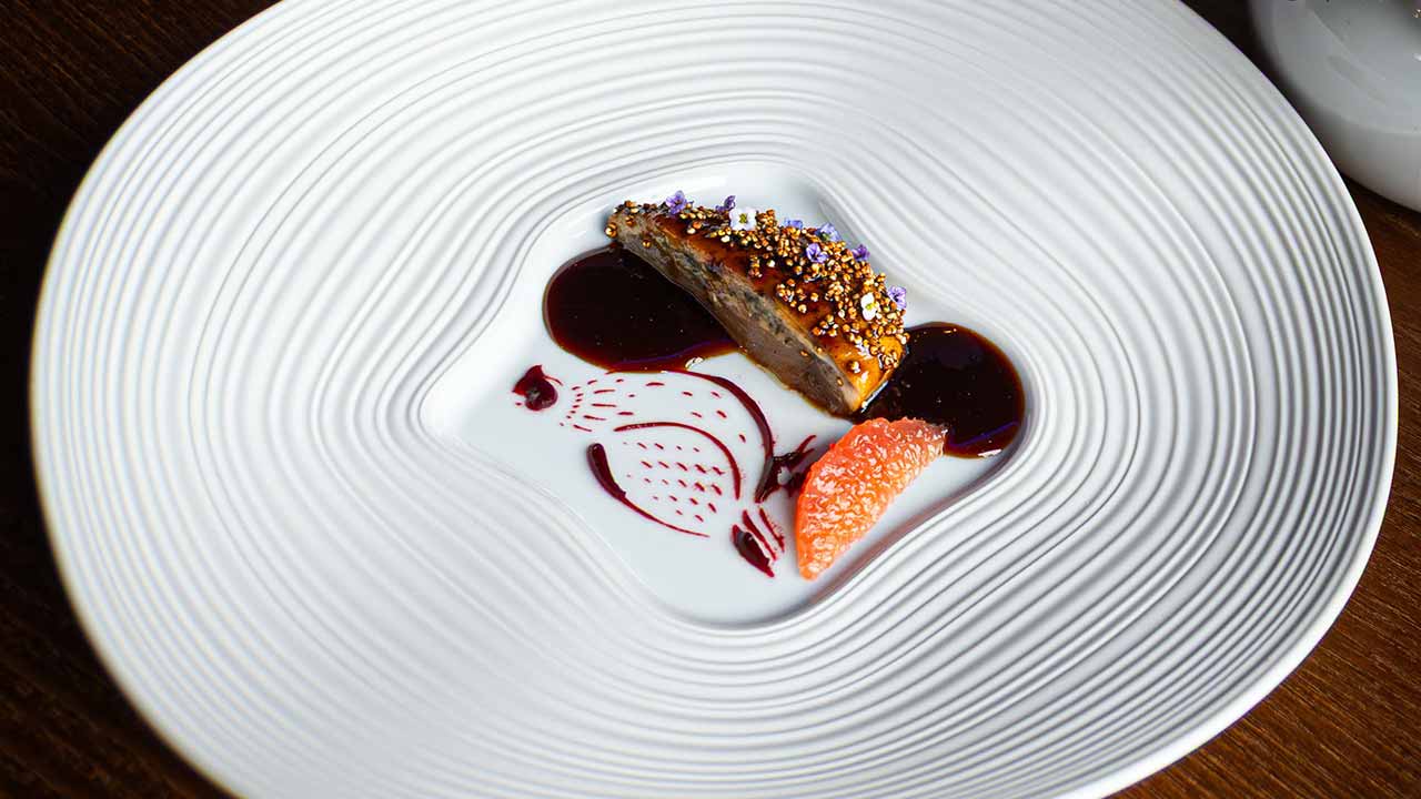O A Ver Tavira celebra cinco anos com um jantar irrepetível, reunindo cinco chefs de referência e quatro estrelas Michelin numa única noite.