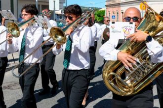 Banda Filarmónica de São Brás percorre as ruas da vila para celebrar os 23 anos da ACREMS.