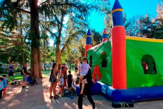 Jardim da Alameda recebe uma tarde de fantasia, oficinas, espetáculos, música e atividades gratuitas para toda a família.