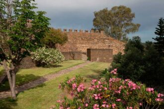 Galeria Viva dos ODS transforma o Castelo de Alcoutim num percurso com 17 postos interativos dedicados à sustentabilidade e à participação comunitária.