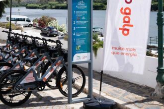 Novo sistema de mobilidade sustentável disponibiliza bicicletas elétricas para residentes e visitantes de Alcoutim.
