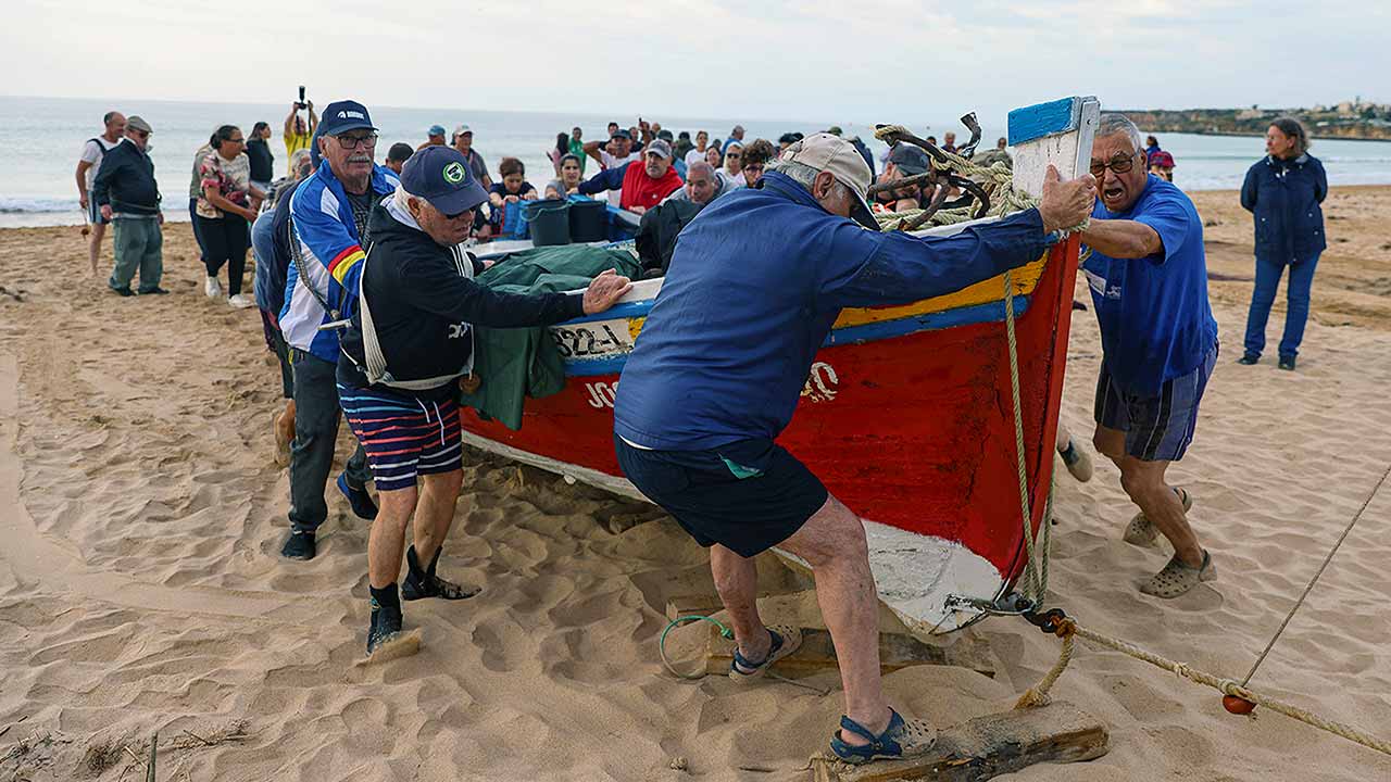 Comunidade da Meia Praia volta a lançar a Arte Xávega numa iniciativa de preservação desta tradição cultural.