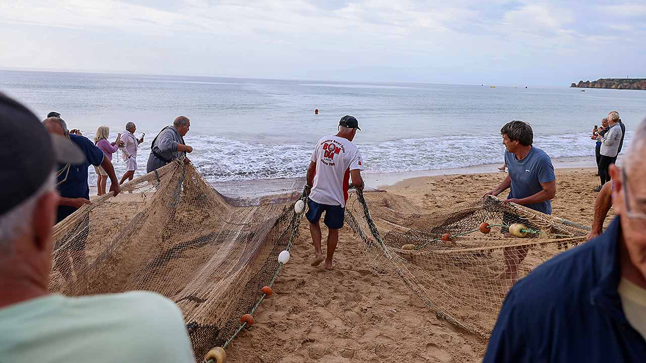 Os vários aspectos do primeiro lanço da Arte Xávega Tradicional da Meia Praia, enquanto manifestação cultural de recriação da tradição.