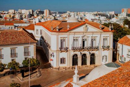 Faro dá início à primeira Assembleia Municipal Jovem, que reúne alunos do 3.º ciclo e do ensino secundário do concelho.