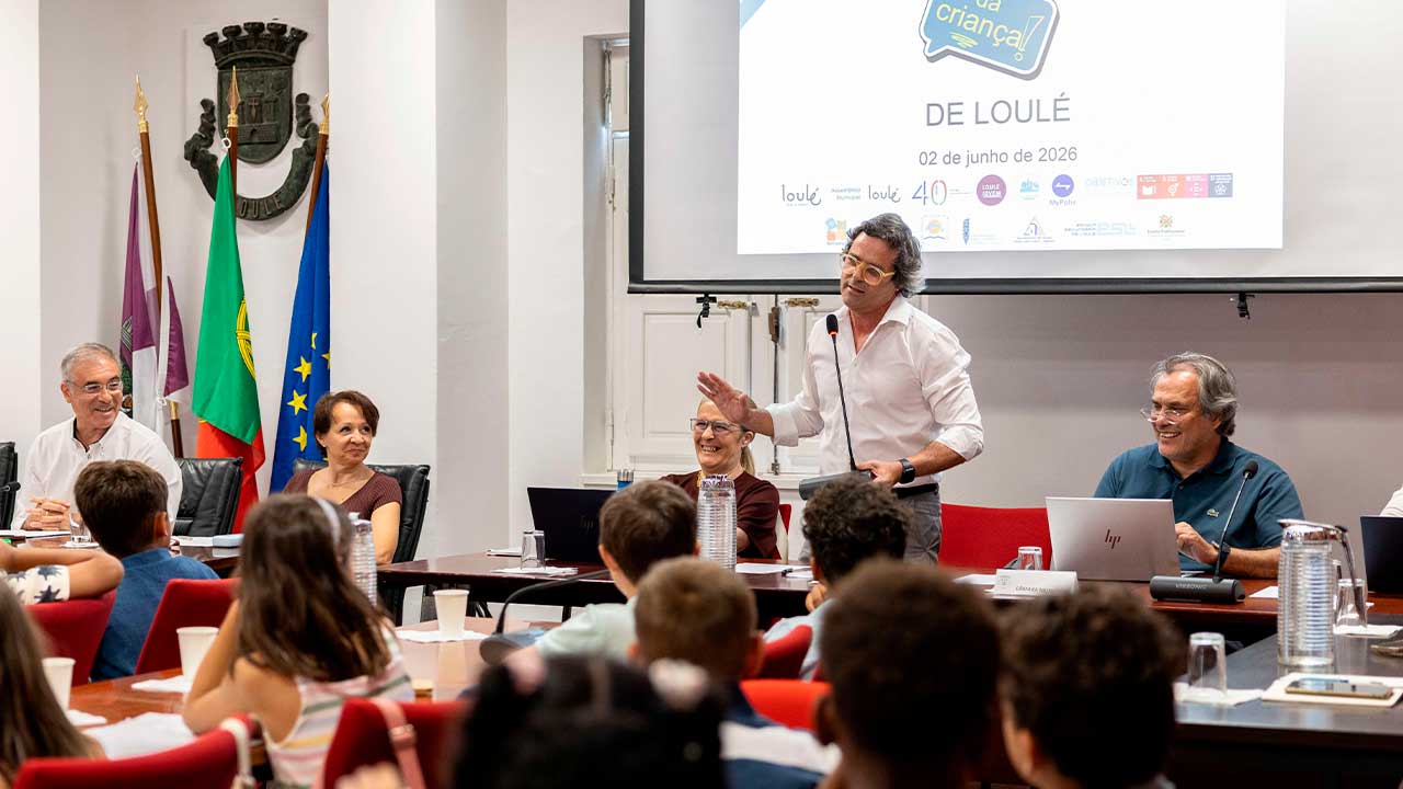 Crianças de cinco escolas apresentaram ideias para melhorar Loulé numa sessão dedicada à participação cívica.