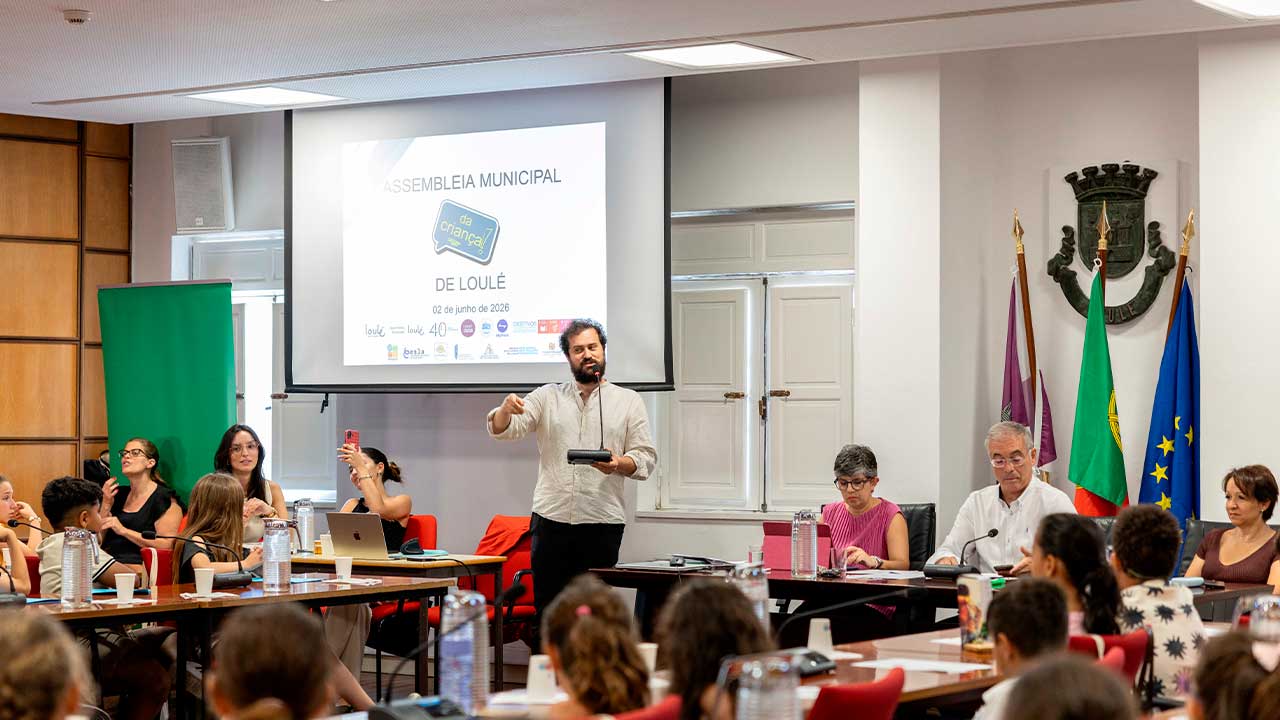 Crianças de cinco escolas apresentaram ideias para melhorar Loulé numa sessão dedicada à participação cívica.