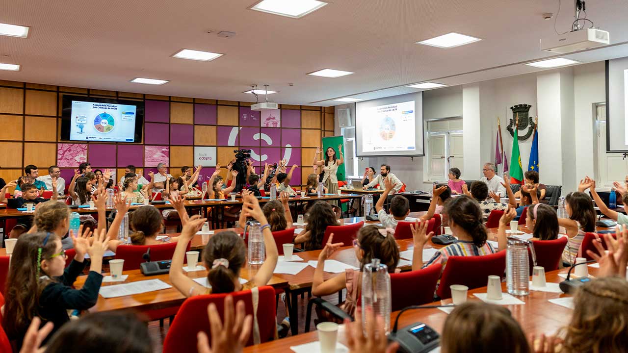 Crianças de cinco escolas apresentaram ideias para melhorar Loulé numa sessão dedicada à participação cívica.