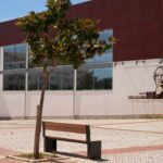 Novos bancos melhoram as condições de utilização do espaço junto ao Auditório Carlos do Carmo.