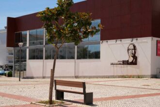 Novos bancos melhoram as condições de utilização do espaço junto ao Auditório Carlos do Carmo.