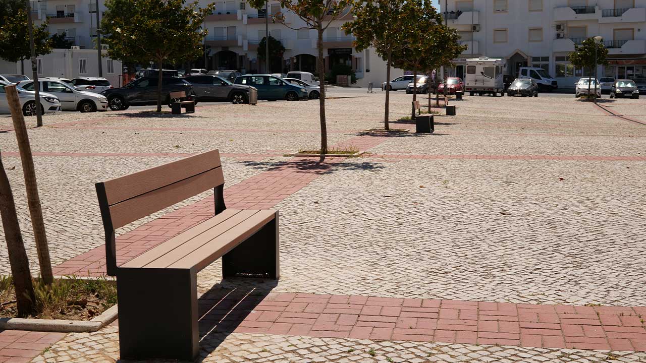 Novos bancos melhoram as condições de utilização do espaço junto ao Auditório Carlos do Carmo.