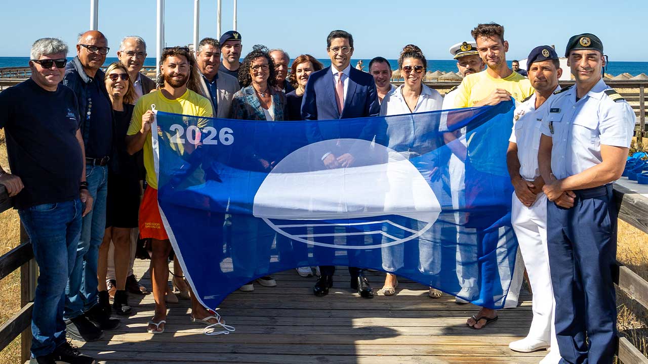 Praia da Rocha Baixinha Nascente recebeu a primeira Bandeira Azul do Algarve em 2026, hasteada em Albufeira.