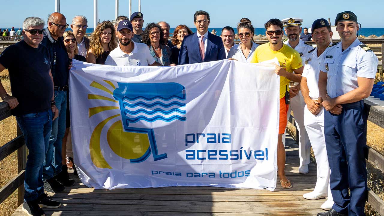 Praia da Rocha Baixinha Nascente recebeu a primeira Bandeira Azul do Algarve em 2026, hasteada em Albufeira.