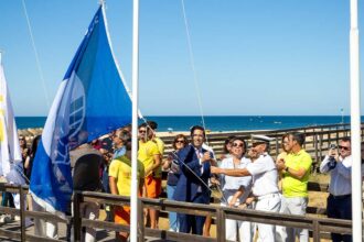 Praia da Rocha Baixinha Nascente recebeu a primeira Bandeira Azul do Algarve em 2026, hasteada em Albufeira.