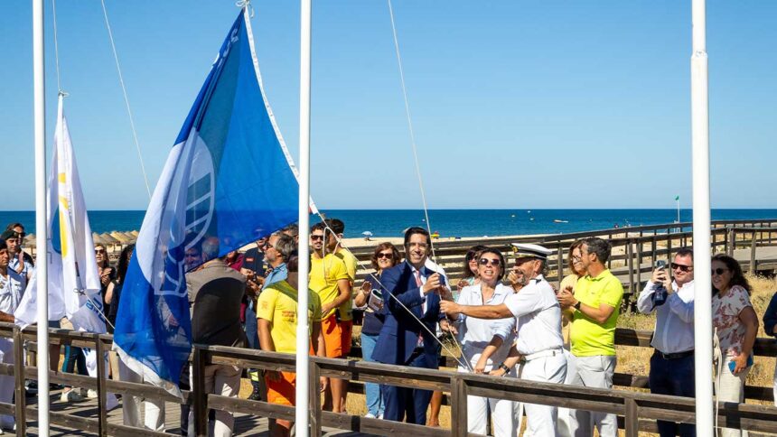 Praia da Rocha Baixinha Nascente recebeu a primeira Bandeira Azul do Algarve em 2026, hasteada em Albufeira.