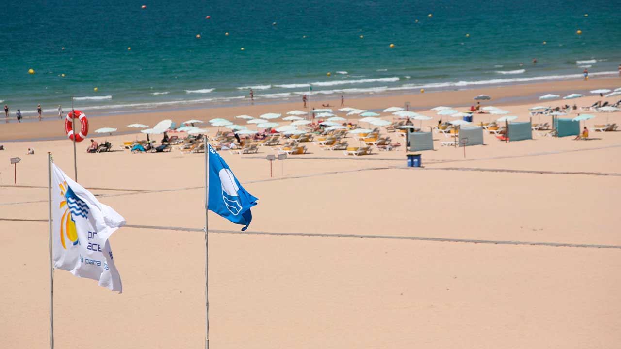 Bandeira Azul distingue praias, Marina de Portimão e duas embarcações de ecoturismo, numa época balnear que decorre até 30 de setembro.