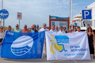 Bandeira Azul distingue praias, Marina de Portimão e duas embarcações de ecoturismo, numa época balnear que decorre até 30 de setembro.