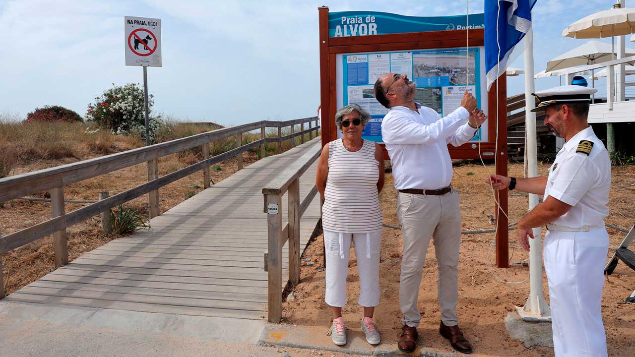 Bandeira Azul distingue praias, Marina de Portimão e duas embarcações de ecoturismo, numa época balnear que decorre até 30 de setembro.