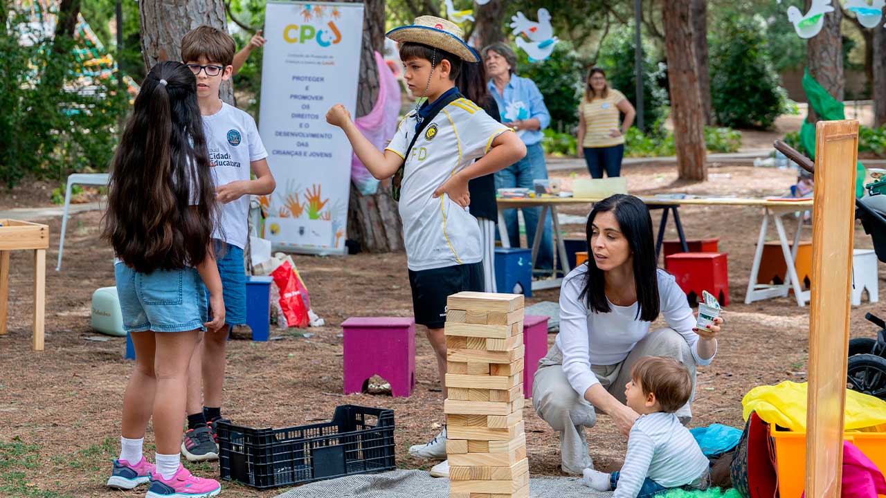 Famílias, jovens e seniores participaram na 7.ª edição do «Bora Lá ao Parque!», realizada no Parque Municipal de Loulé.