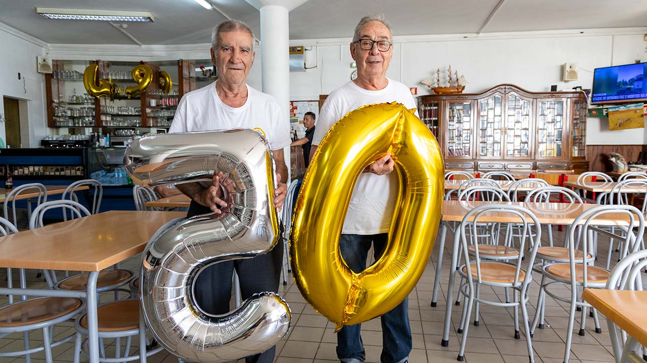 A cooperativa de consumo de Faro celebra meio século de atividade depois de ultrapassar dificuldades financeiras, mantendo uma creche, supermercado, cantina.