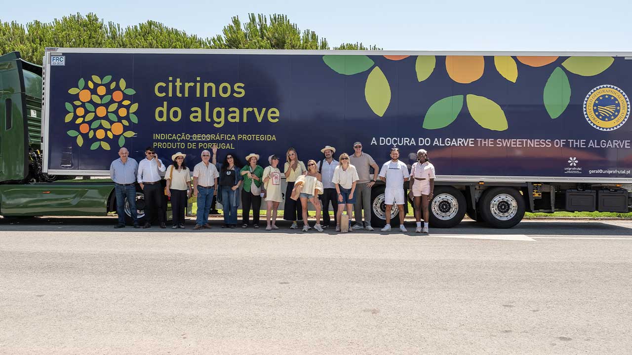 Citrinos do Algarve IGP receberam jornalistas e influenciadores de França, Alemanha e Bélgica numa visita a pomares e a uma central fruteira da região.