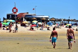Concessionários do Algarve dizem que os chapéus-de-sol em frente aos apoios podem dificultar socorros e pôr pessoas em risco.