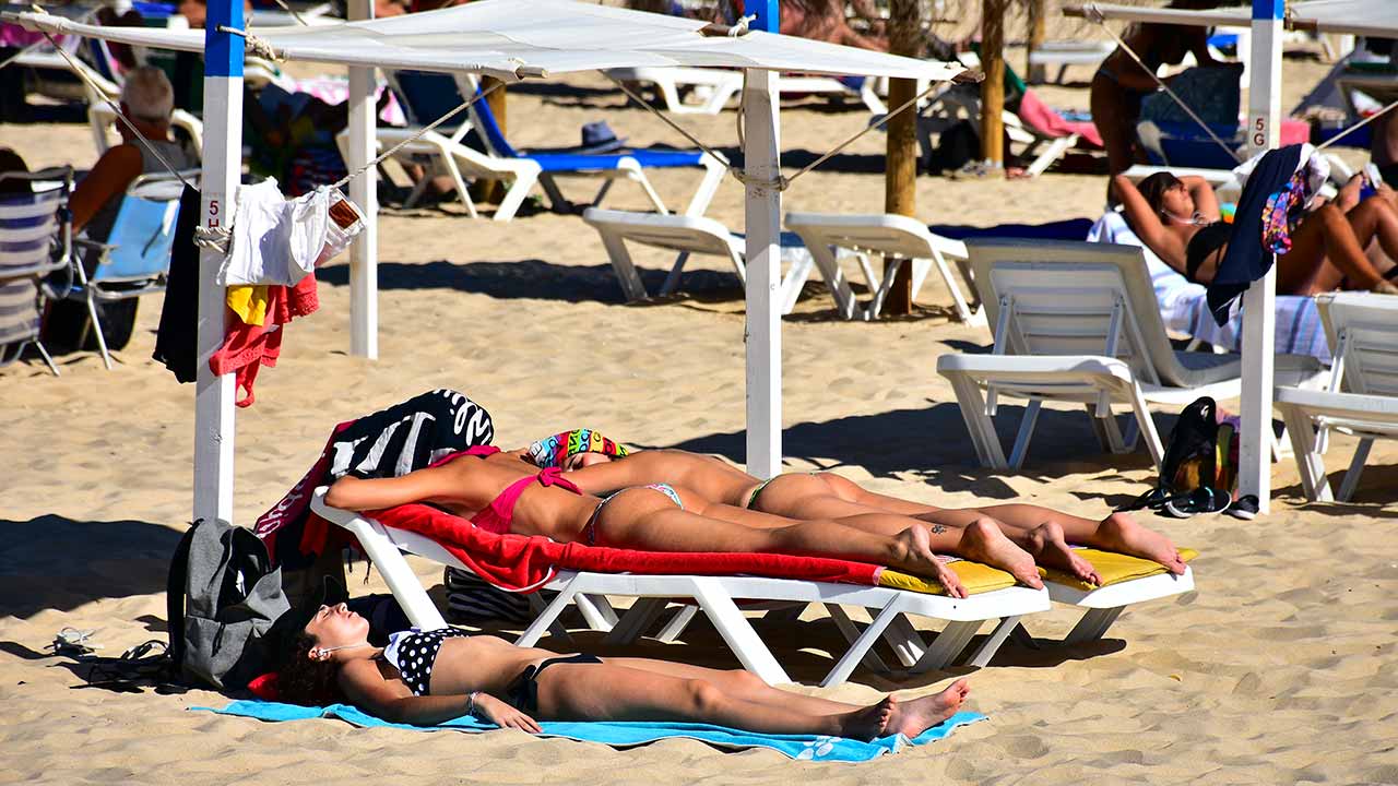 Polémica nas praias continua. Concessionários contestam esclarecimento da APA sobre chapéus-de-sol.
