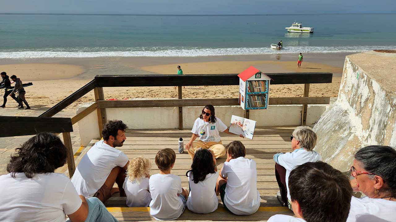 Cerca de 40 participantes envolveram-se em iniciativas de sensibilização ambiental e limpeza de praias.