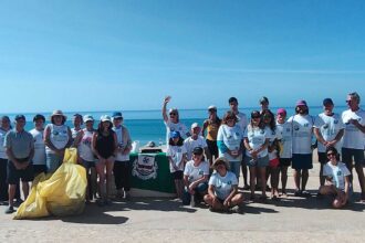 Cerca de 40 participantes envolveram-se em iniciativas de sensibilização ambiental e limpeza de praias.