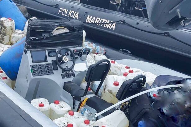 Embarcação de alta velocidade intercetada pela Polícia Marítima no Algarve.