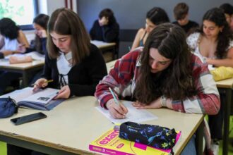 Português abre hoje a primeira fase dos exames nacionais para milhares de alunos.