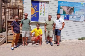 Ferragudo usa bandeiras, painéis e uma aplicação para mostrar o índice UV nas praias e alertar banhistas para a exposição solar.
