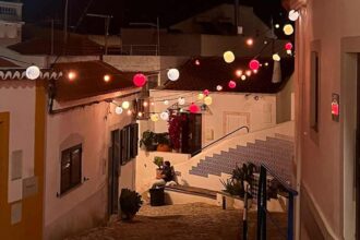 Ferragudo transforma as suas escadinhas em palco para música, cinema, teatro e outras expressões artísticas.