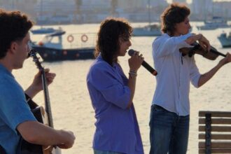 Festival das Escaidinhas reuniu cerca de 400 participantes em Ferragudo, com cinema ao ar livre, música e animação itinerante.