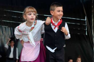 Festival de Folclore Infantil leva danças, marchas e músicas tradicionais ao Passeio da Doca, em Faro.