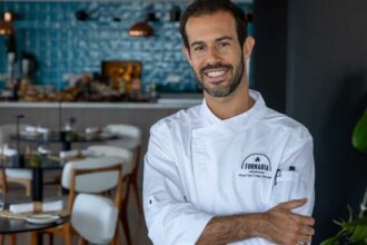 Chef Diogo Ferreira assina a nova carta da Fornaria, em Sagres, com propostas inspiradas nos produtos locais e nos sabores da costa algarvia.