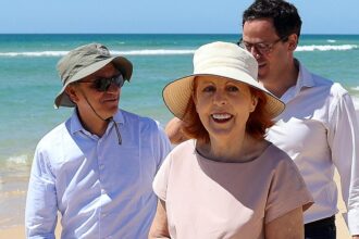 Ministra anuncia nova alimentação artificial da praia da Fuseta após aprovação da obra pelo Tribunal de Contas.
