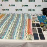 Mais de 4.300 doses de cocaína e uma arma com silenciador foram apreendidas pela GNR em Albufeira.
