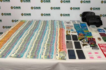 Mais de 4.300 doses de cocaína e uma arma com silenciador foram apreendidas pela GNR em Albufeira.