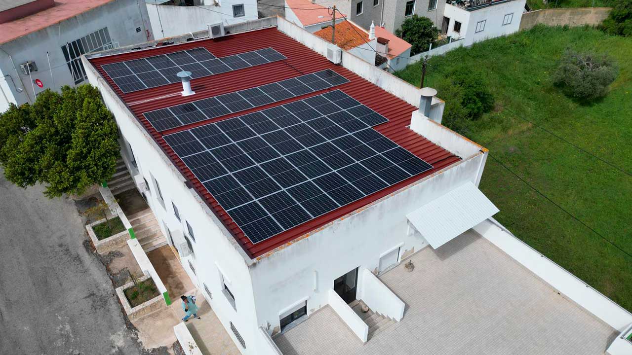 Galp instalou dois novos sistemas solares em instituições de Alcoutim, contribuindo para uma poupança anual estimada em 55 mil euros.