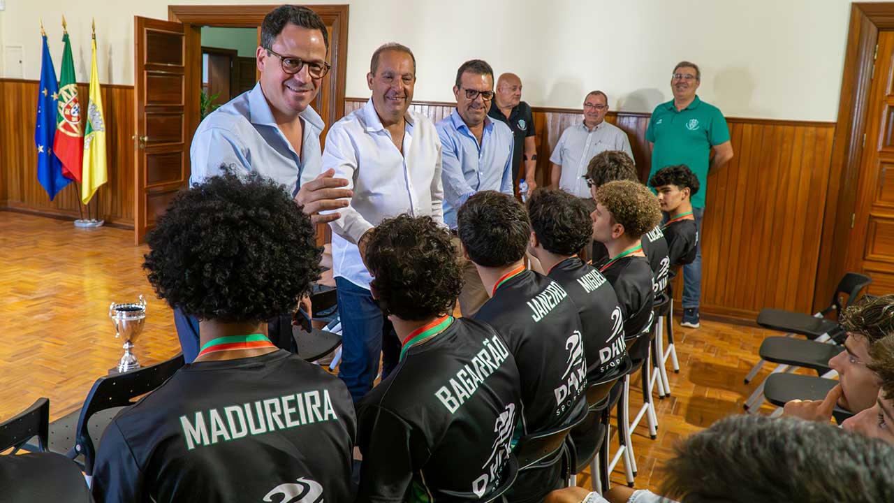 Município homenageou os Sub-18 do Ginásio Club Olhanense após uma época concluída com 16 vitórias em 16 jogos.