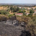 Temperatura e vento continuam a preocupar as autoridades, que mantêm 360 operacionais no terreno.
