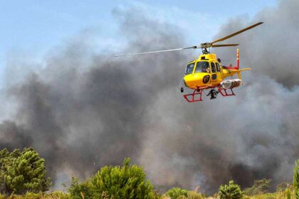 Incêndio em Loulé obrigou ao corte da EN2 e mobiliza 156 operacionais, 46 viaturas e nove meios aéreos no Ameixial.