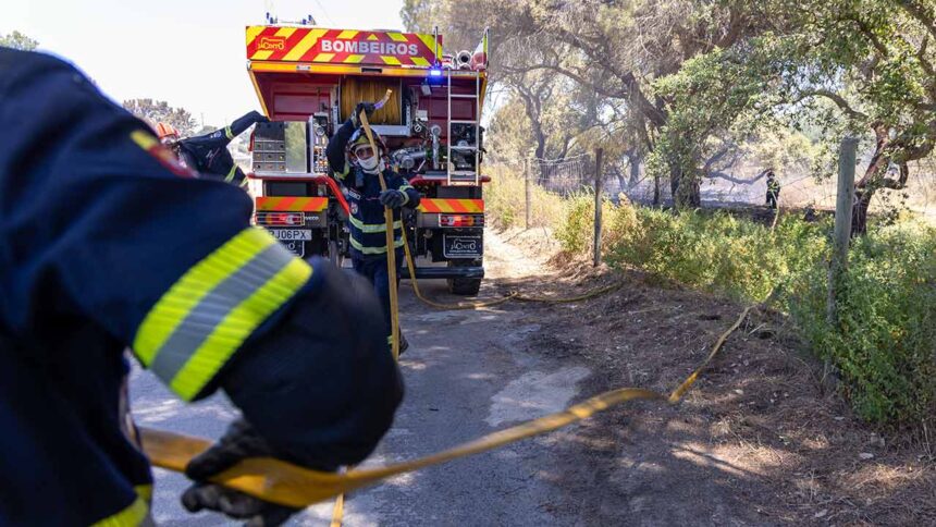 EN2 entre Aljustrel e Ervidel encerrou por razões de segurança devido a um incêndio junto a Corte Vicente Anes.