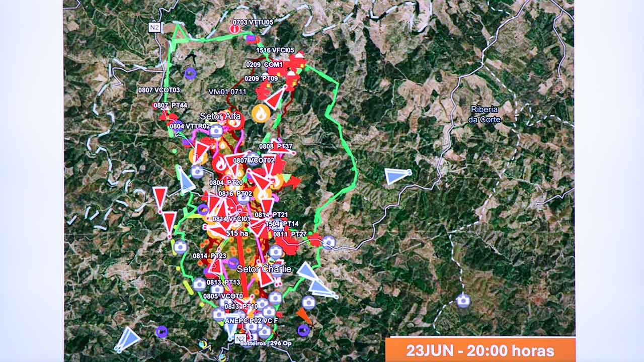 Proteção Civil espera melhoria das condições meteorológicas durante a madrugada para travar o avanço das chamas.
