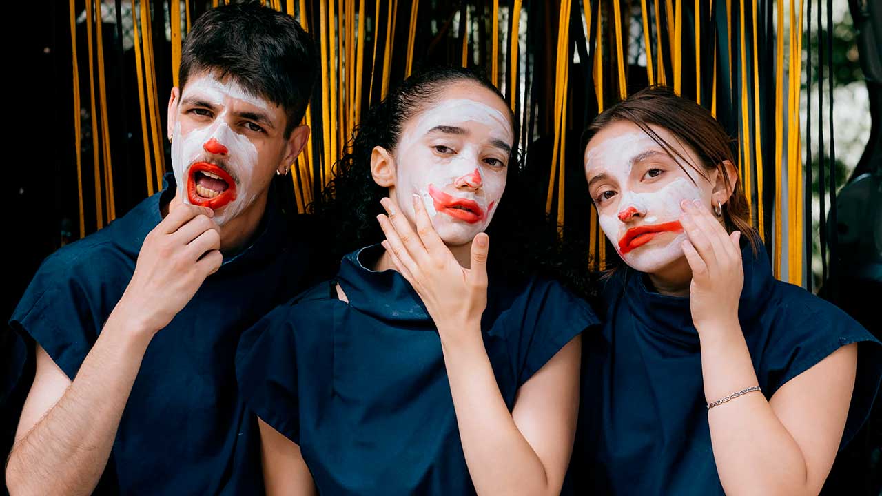 LAMA Teatro arranca em Pêra uma digressão gratuita por Silves, entre saltimbancos, memórias da estrada e uma velha Berlingo.