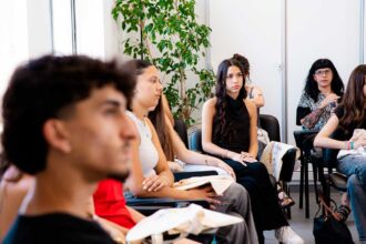 Jovens deputados de Lagoa do Algarve e dos Açores debateram emprego, saúde mental e participação cívica.